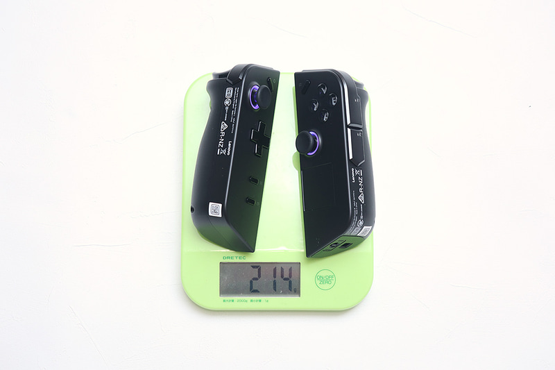 一方コントローラは左右合わせて214g。バッテリを内蔵していることもあり、すごく軽いというわけではないが、手は楽な姿勢が取れるので気にならない