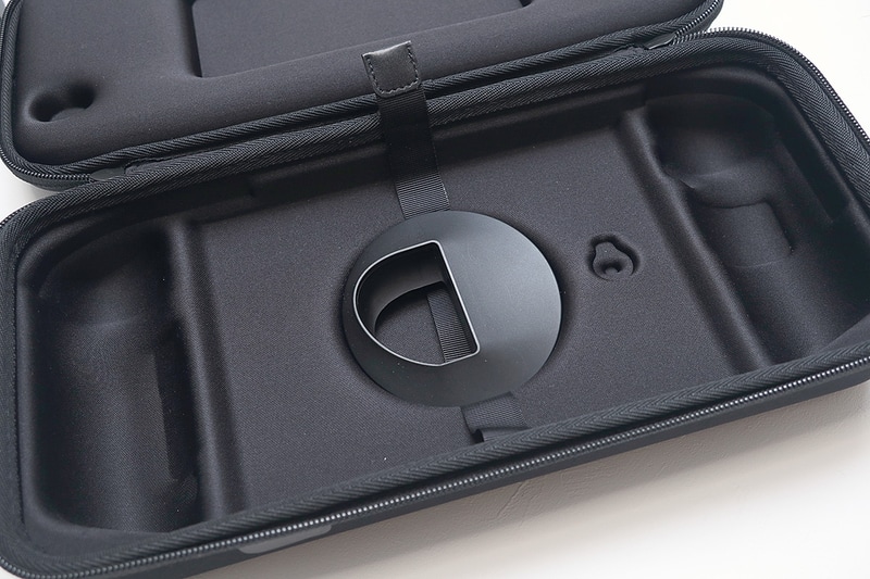 キャリングケース底部にはFPSモードで使うリング状のアダプタも収納できる