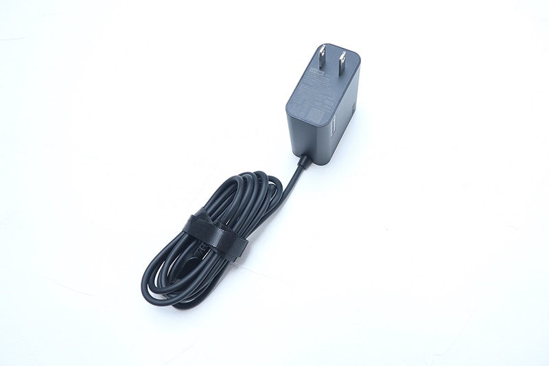 付属のACアダプタは65Wタイプ。アダプタ自体は小さいが、ケーブルは着脱不可、プラグも折りたたみ不可だ