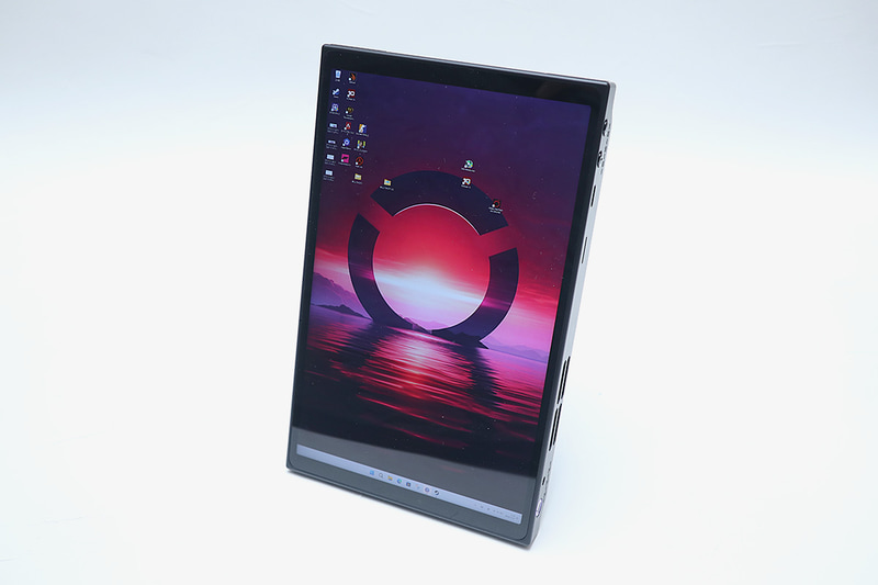 公式に「そんな使い方は想定していない」と怒られそうだが、縦置きもいける