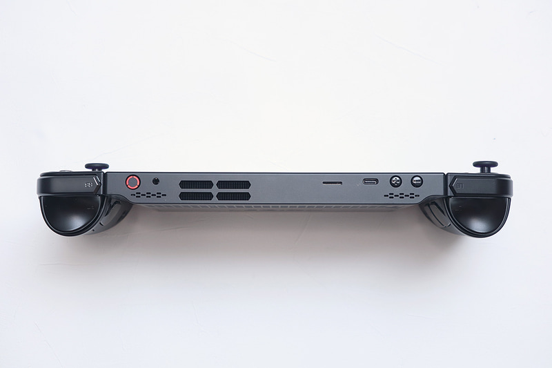 本体上部。大きな排気口に加え、USB4とmicroSDカードスロットを装備