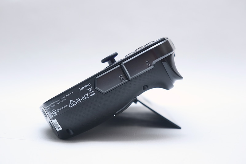 キックスタンドはかなりの角度まで倒せ、自由度が高いのはグッド