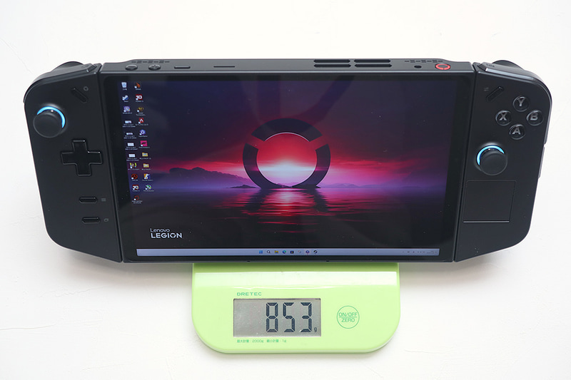 一方でLegion Goの本体重量は実測で853gとそこそこ重いが、グリップが深いため手にした印象は軽い