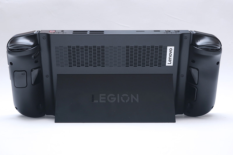 キックスタンドは幅広く、結構タフな印象