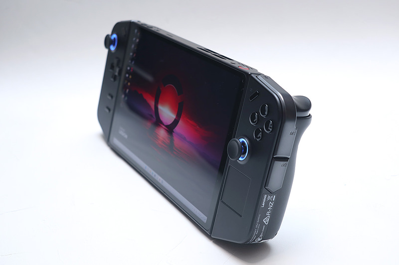 視野角広く、プレイ中気になることはまずないだろう。唯一映り込みが激しいのが玉に瑕だが、今のところ非光沢なポータブルゲーミングPCはない……