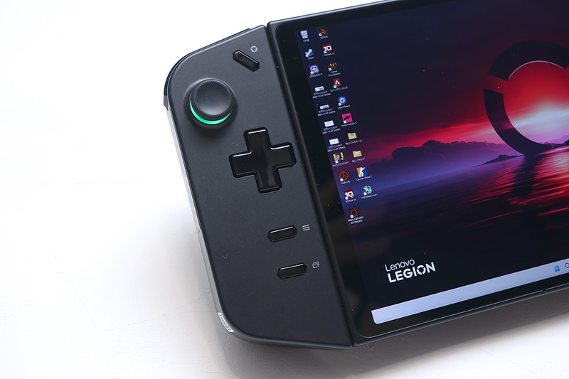 左コントローラ。ビューボタンとメニューボタンが下にあり、若干アクセスしにくい