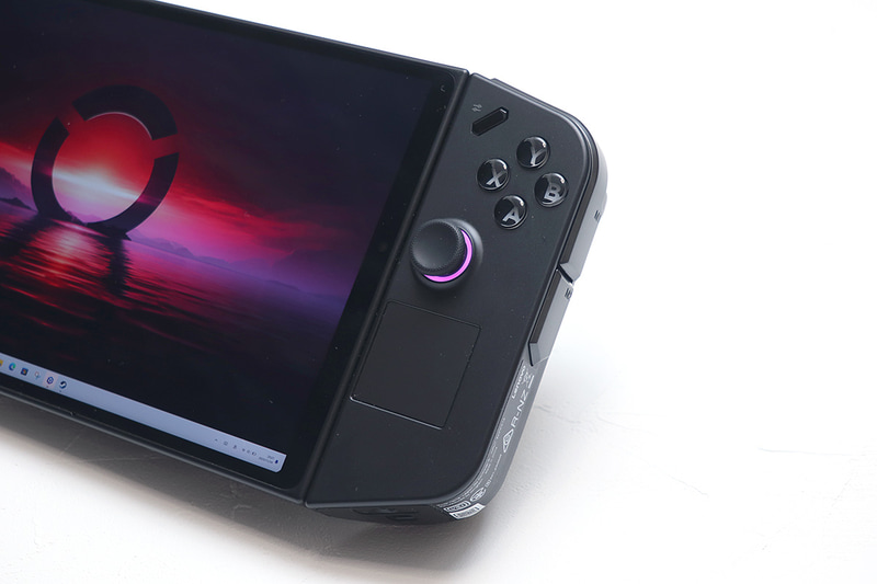 右コントローラ。下部分はタッチパッドになっている