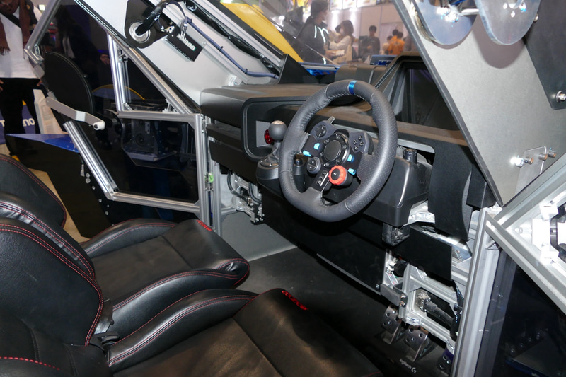 乗り込んだ状態での操作も可能。ハンドル部分にコントローラがある