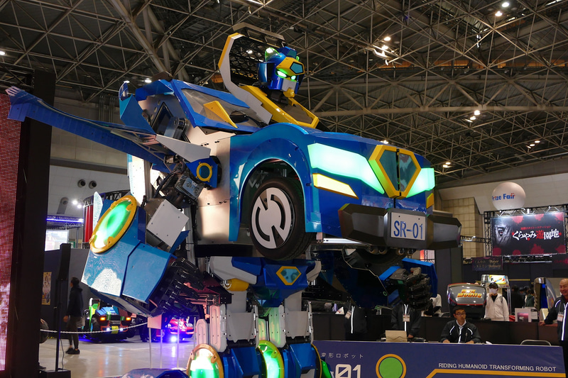 胸部と胴体はクルマそのもの