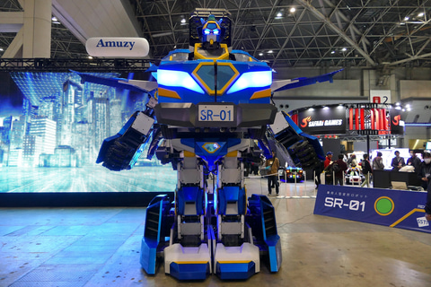 変形して人も乗れる巨大ロボット2体が公開デモ。ロボットライドは見て
