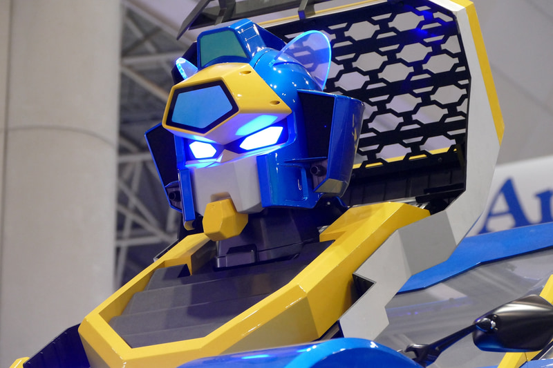 頭部。勇者系ロボットとガンダム系の中間くらいのデザイン