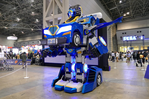 変形して人も乗れる巨大ロボット2体が公開デモ。ロボットライドは見て