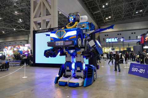 変身していくロボット 変形して人も乗れる巨大ロボット2体が公開デモ。ロボットライドは見て