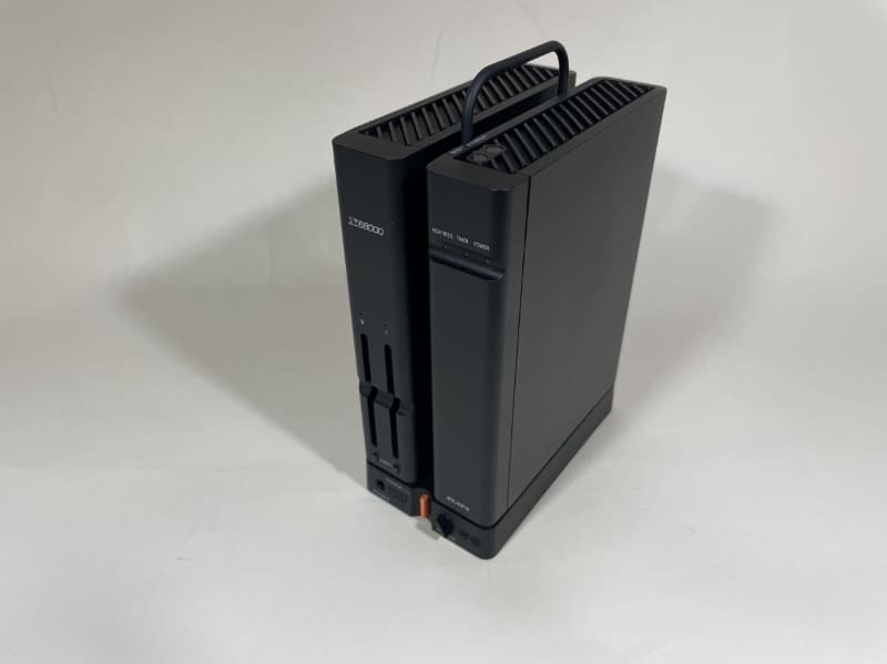 筆者の手元にある「X68000 Z PRODUCT EDITION BLACK MODEL」本体。まだあまり遊べていないのだが、取っ手の出し入れなど、細部までの作りこみがしっかりしており、この手のミニ系ハードが好きな人なら1台手元に置いておきたい逸品に仕上がっている