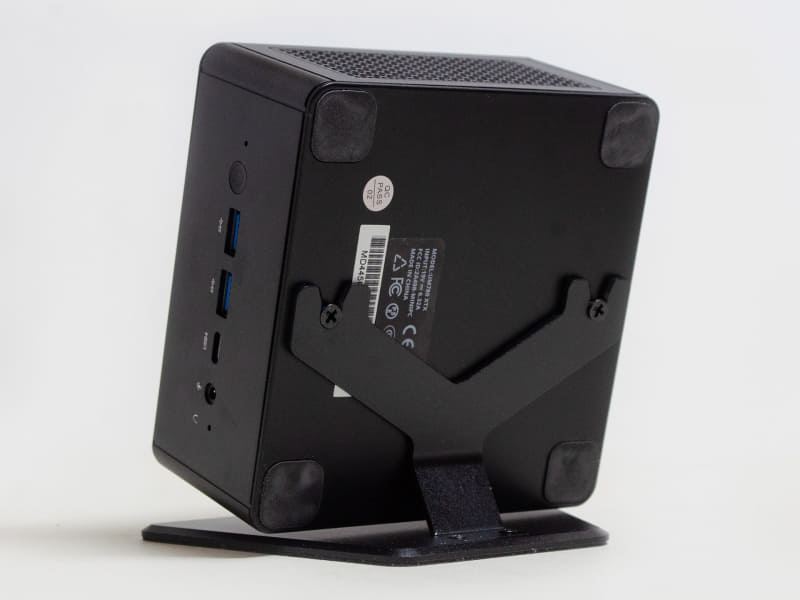 スタンドを取り付けたところ(裏)。VESAマンタ用のネジを使って固定する