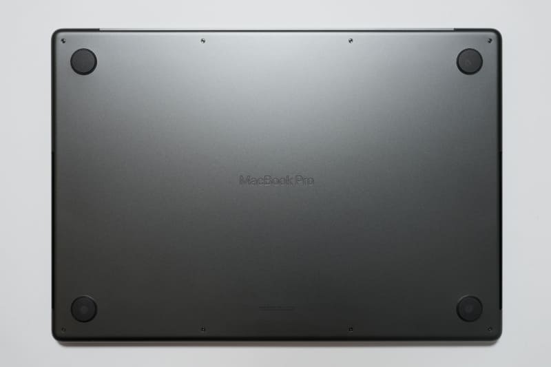 本体底面。ボディは100%再生アルミニウム素材を採用