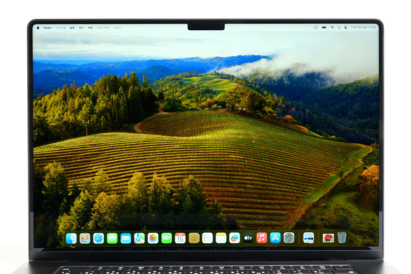 ディスプレイは16.2型で解像度は3,456×2,234ドット。光沢仕様で、最大120HzのProMotionやミニLEDバックライトを採用している