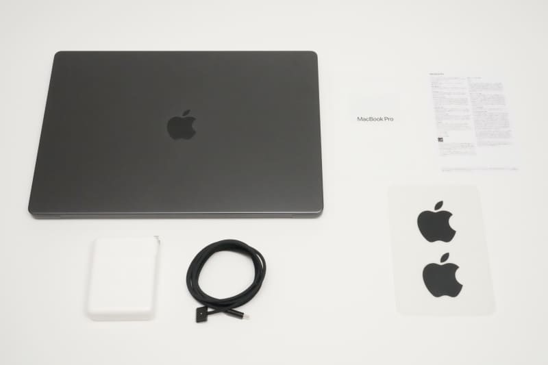 パッケージには本体、140W USB-C電源アダプタ、USB-C - MagSafe 3ケーブル(2m)、説明書、ロゴシールが同梱