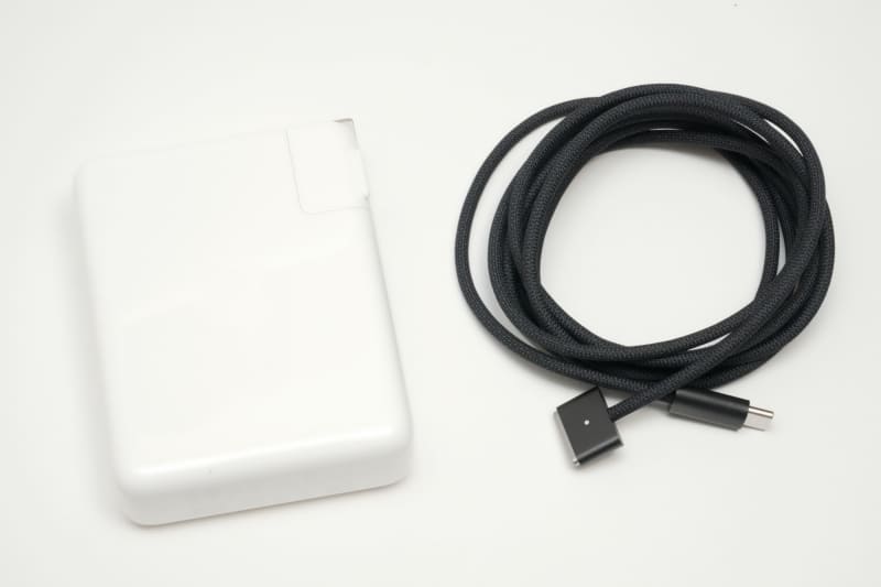 USB-C - MagSafe 3ケーブル(2m)の表面は繊維で編み込まれており、折り曲げ耐性が強い