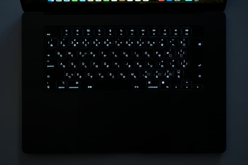 キーボードバックライトは環境光センサーにより自動的に明るさが調整される