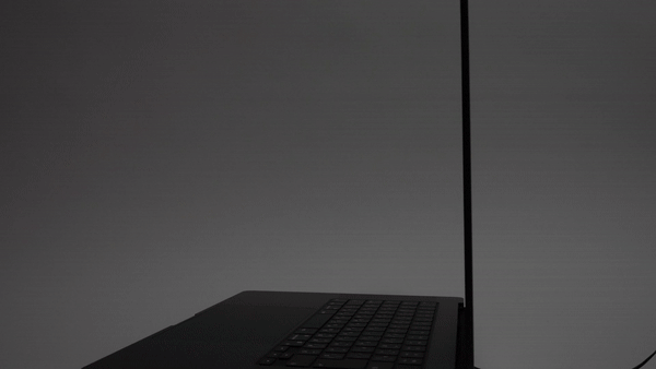 視野角は非常に広く、ほぼ真横からでも画面になにが映っているのか視認できる