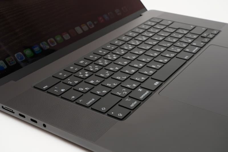 6スピーカーサウンドシステムは左右に3基ずつ搭載されている