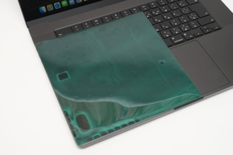 マグネットビュアシートを乗せるとスピーカーの位置が正確に分かる。キーボード左右には広く穴が開けられているが、スピーカーが配置されているのはかなり手前だ。広く開けられた穴はデザインと、放熱のためのものと思われる