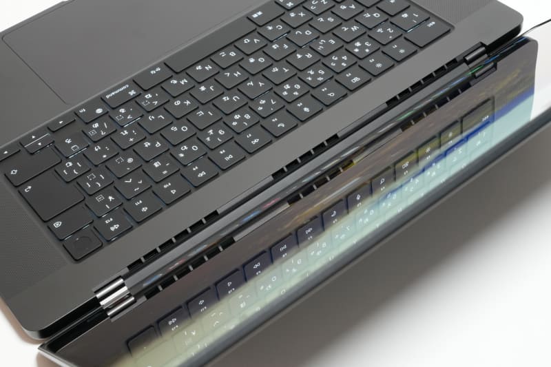 ディスプレイのヒンジ部には3つの穴が設けられている。排気は左右の穴から行なわれる