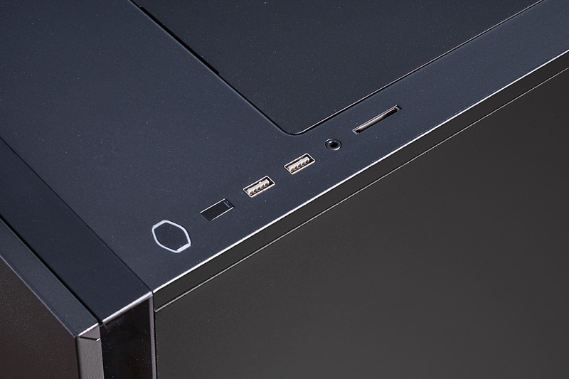 天面には電源ボタンのほか、USB 3.2 Gen1×2、ヘッドセット端子、SDカードスロットを備える