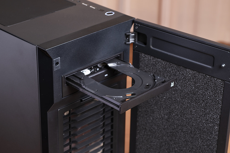 光学ドライブとして、DVDスーパーマルチドライブを標準搭載。BTOメニューでは記録型のBDドライブも選択可能だ