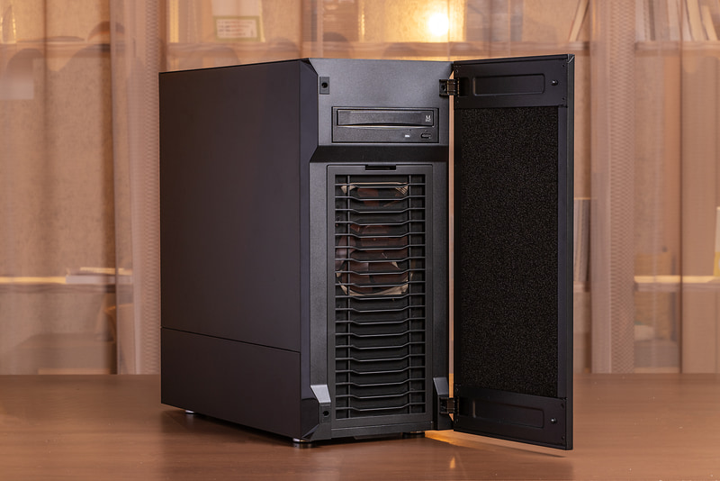 前面は開閉式で、ホコリの侵入を防ぐダストフィルタも備える