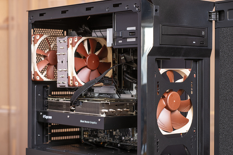 前面から吸気し、背面から排気するきれいなエアフローが確保されている