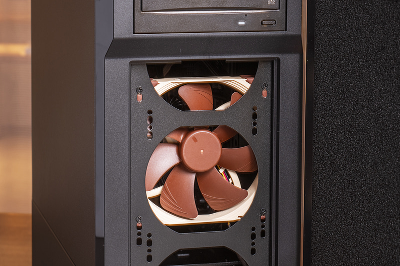 前面には14cm角と大きめのNoctua「NF-A14 FLX 1200rpm」を搭載