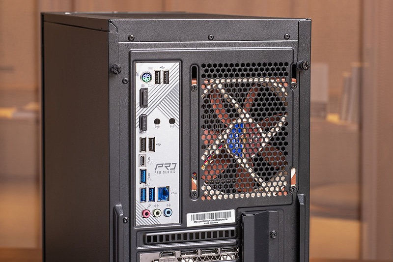 背面には12cm角のNoctua「NF-S12A FLX 1200rpm」を採用