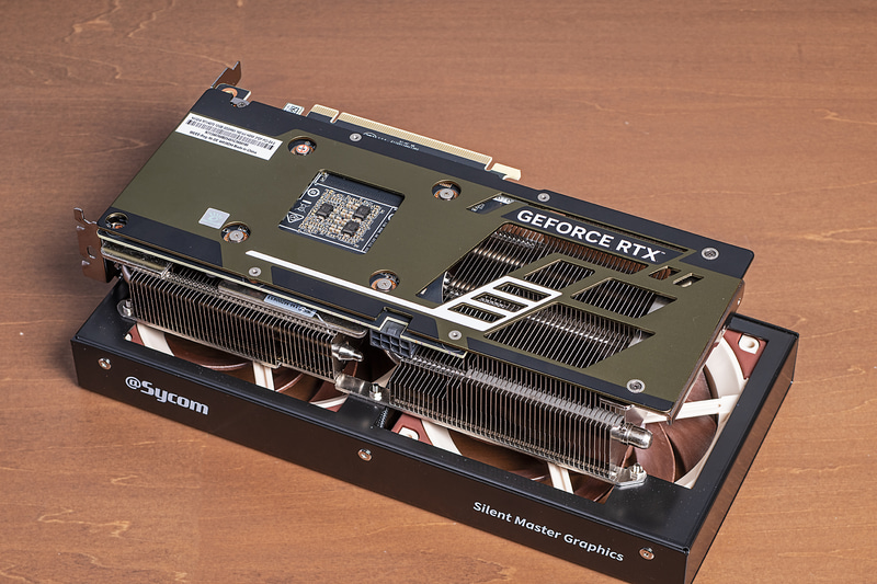 たわみを防止するバックプレートも搭載