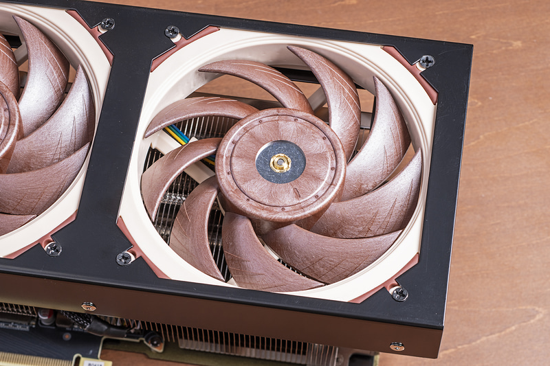 Noctuaの低速版「NF-A12x25 LS-PWM」を2基搭載。回転数は最大1,200rpmで最大音圧はわずか12.1dB