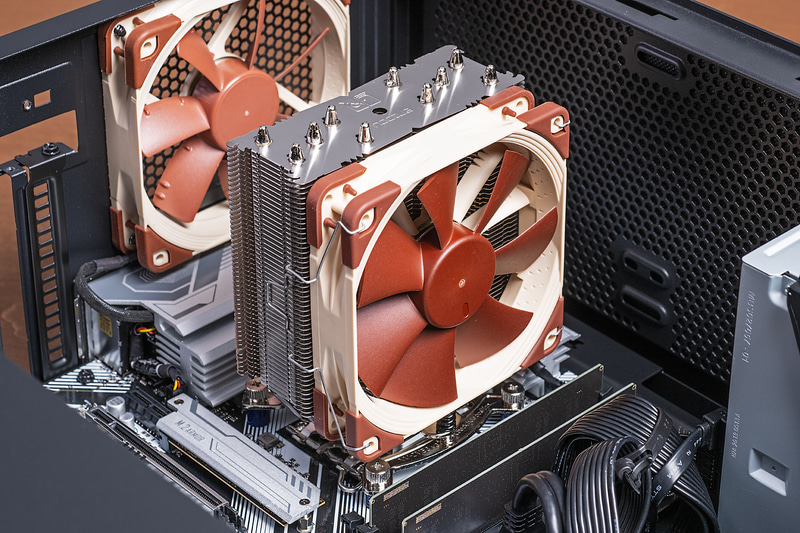 CPUクーラーはNoctua NH-U12S。スリムだが5本のヒートパイプを備えるヒートシンクと12cm角ファンの「NF-F12 PWM」を組み合わせ、高い冷却力と静音性を実現している