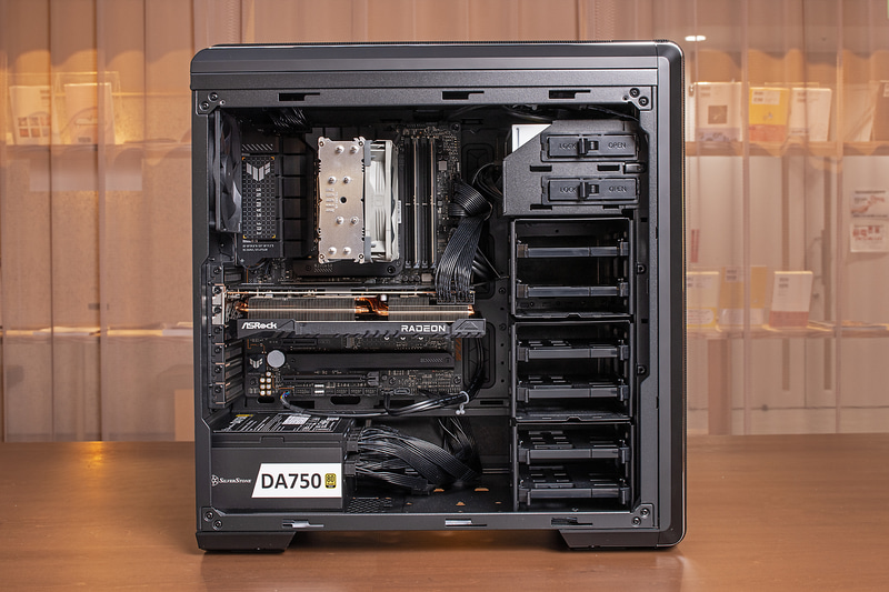 こちらもCPUクーラーにNoctua NH-U12S reduxを採用するなど、十分静音性は高い