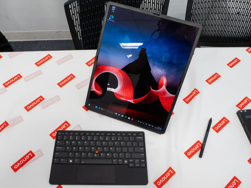 キーボードやスタンド、スタイラスペン