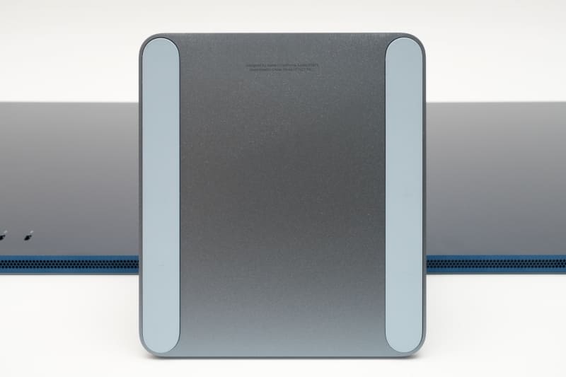 底面には、認証情報、型番、シリアルナンバーなどが記載