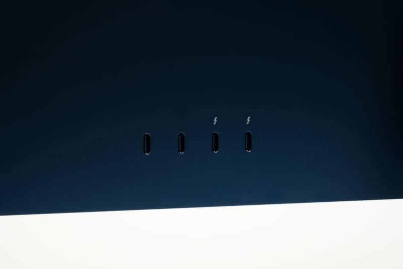 左2つがUSB 3.1 Type-C×2、右2つがThunderbolt 3×2(USB4対応)