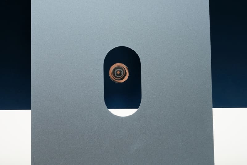 本体背面の電源端子。電源ケーブルは磁石によって固定する