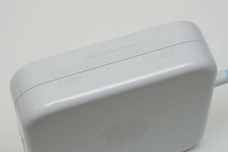 143W電源アダプタの仕様は入力100-240V～2.0A、出力15.9V/9.0A、容量143W