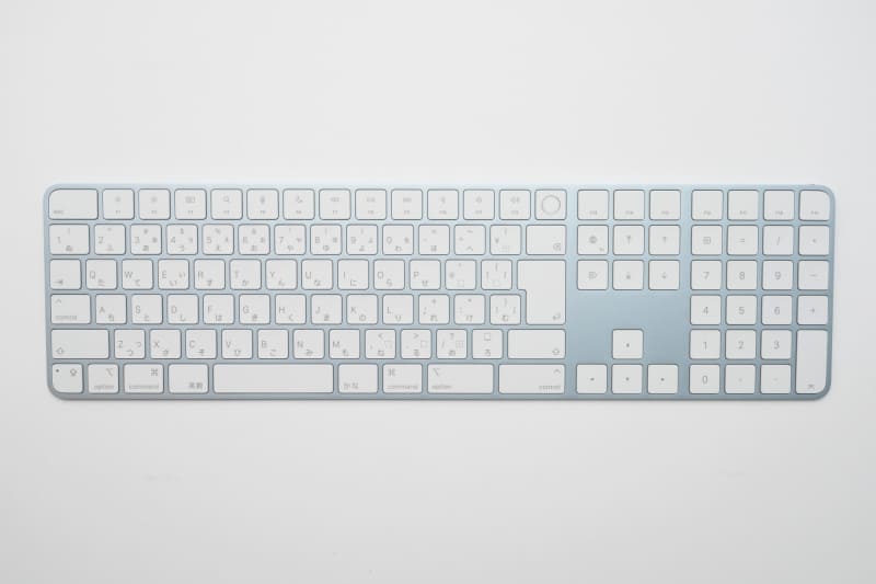 これはオプションの「Touch ID搭載Magic Keyboard(テンキー付き) - 日本語(JIS)」。標準で同梱されるのはテンキーなしのキーボードだ。Magic Keyboardからは+1万円、Touch ID搭載Magic Keyboardからは+4,000円で変更できる