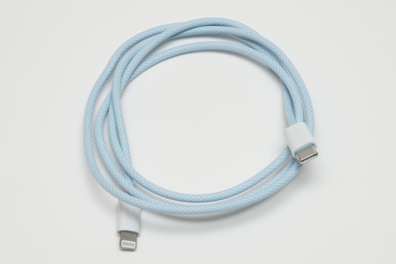 USB-C - Lightningケーブル。編み込み式なので断線しにくい