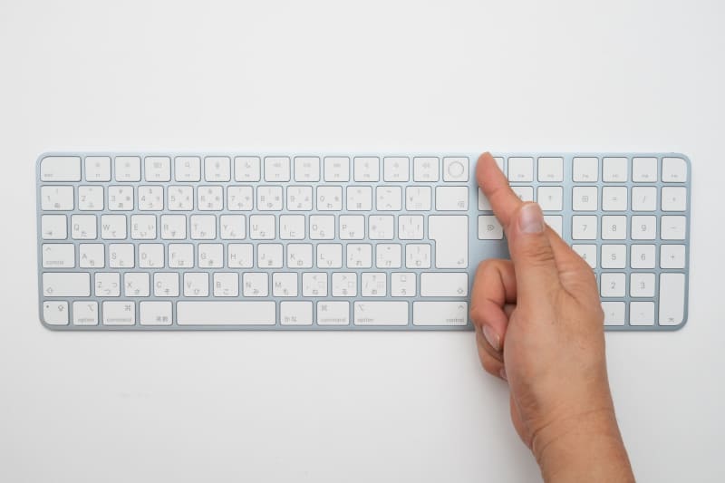 ワイヤレスキーボードにTouch ID(指紋認証センサー)を装備。すべての文字キーが等幅に揃えられており、違和感なくタッチタイピングできる