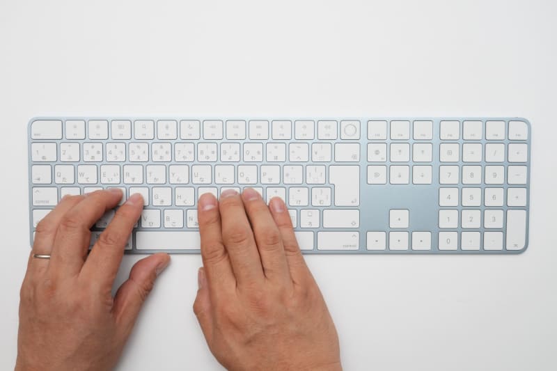 ワイヤレスキーボードにTouch ID(指紋認証センサー)を装備。すべての文字キーが等幅に揃えられており、違和感なくタッチタイピングできる