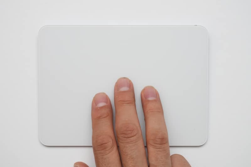 Magic Trackpadは感圧タッチ方式で、サイズは160×114.9×4.9～10.9mm。Windowsでも使いたくなる広々としたタッチパッドだ