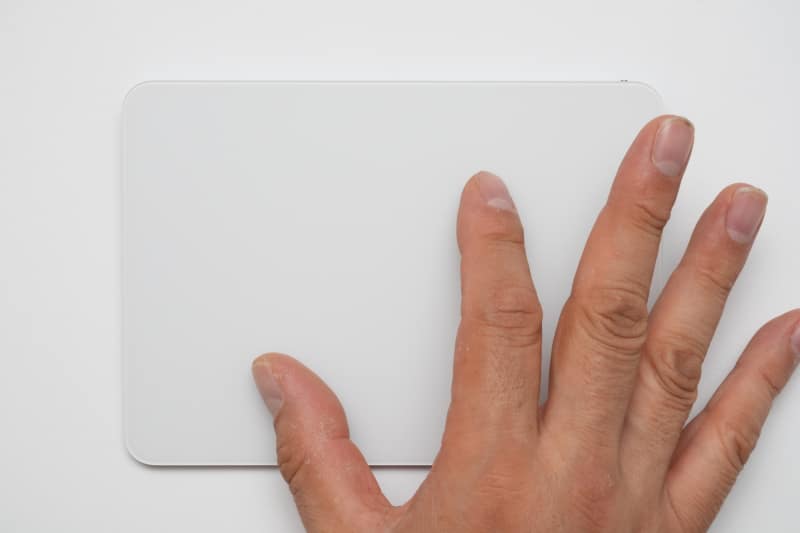 Magic Trackpadは感圧タッチ方式で、サイズは160×114.9×4.9～10.9mm。Windowsでも使いたくなる広々としたタッチパッドだ