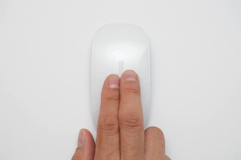 Magic Mouseは上面がマルチタッチに対応。ただし筆者の指は太いので、正直Magic Mouseのジェスチャー操作は苦手だ